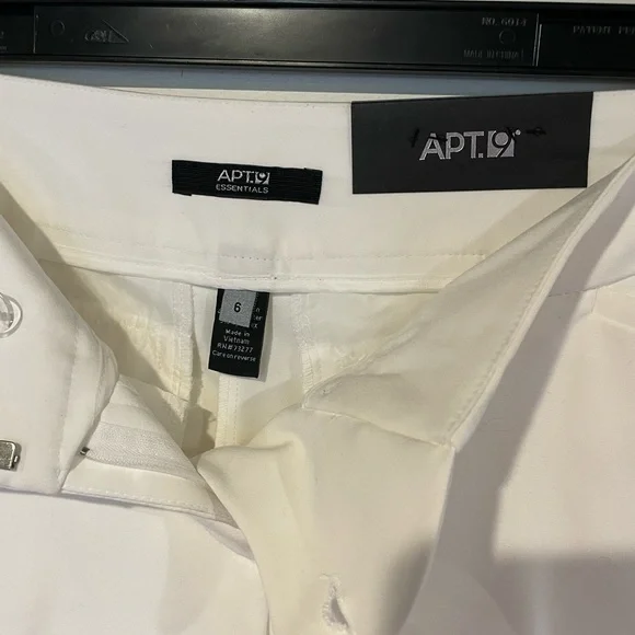 Women’s White Capri Mid Rise Size 6 - Picture 4 of 5